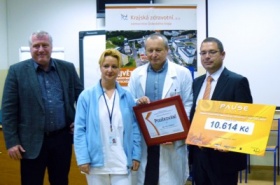 Na snímku zleva: předseda správní rady Nadačního fondu KZ, a.s., MUDr. Jan Lami, vrchní sestra Dětské kliniky Masarykovy nemocnice Marie Lulková, přednosta kliniky  MUDr. Jaroslav Škvor, CSc. a majitel Pause café OC Forum Mgr. Petr Janáček. zdroj: archiv Metropolu