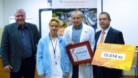 Na snímku zleva: předseda správní rady Nadačního fondu KZ, a.s., MUDr. Jan Lami, vrchní sestra Dětské kliniky Masarykovy nemocnice Marie Lulková, přednosta kliniky  MUDr. Jaroslav Škvor, CSc. a majitel Pause café OC Forum Mgr. Petr Janáček. zdroj: archiv Metropolu