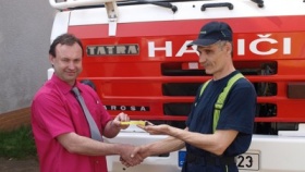 Za Skupinu ČEZ popřál předávanému vozu ještě dlouhá léta věrné služby černovickým hasičům Tomáš Sedláček, ředitel úseku Dopravní služby. Vpravo Jan Švestka, velitel Jednotky sboru dobrovolných hasičů Černovice.