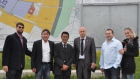 Setkání pracovní skupiny v průmyslové zóně Joseph. Zleva asistent Robert Horák, manažer společnosti Asli Consultancy Zdenek Linek, generální ředitel firmy Asli Consultancy John Sokarijo, zastupitel Ústeckého kraje Jiří Morštadt, ředitel společnosti RED C Martin Cechl a jeho asistentka Lada Horká.