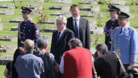 Terezínská tryzna začala položením věnců a kytic k symbolům Národního hřbitova v Terezíně – křesťanskému kříži s trnovou korunou a Davidově hvězdě.