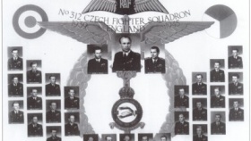 Milan Malý (na dolním snímku v prvním sloupci zleva) na tablu 312. československé stíhací perutě RAF, jejímž heslem bylo Non multi sed multa (ne mnozí, ale mnoho).