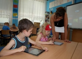 Pavlík a Natálka z 1. A se prostřednictvím třídní učitelky Moniky Charvátové seznamují s použitím iPadu a nalezením aktuálního výukového programu. Kliknutím zvětšíte obrázek