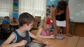 Pavlík a Natálka z 1. A se prostřednictvím třídní učitelky Moniky Charvátové seznamují s použitím iPadu a nalezením aktuálního výukového programu.