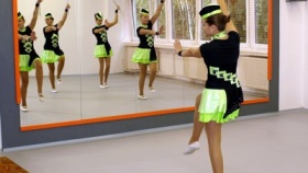 Jako první si novou tanečně pohybovou místnost pochopitelně vyzkoušely mažoretky, které školu pravidelně reprezentují na různých kulturních a sportovních akcích města Děčína.