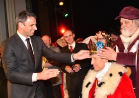 Hejtman Jiří Zimola korunuje herce Václava Vydru panovníkem Jihočeského pohádkového království.