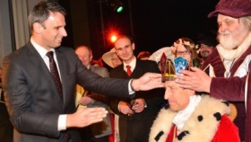 Hejtman Jiří Zimola korunuje herce Václava Vydru panovníkem Jihočeského pohádkového království.