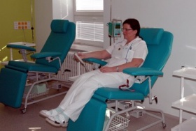 Na snímku předvádí staniční setra onkocentra Irena Šebková Šťovíčková polohování křesla pro pacienta v novém aplikačním sálku chemoterapie. Zdroj: Metropol