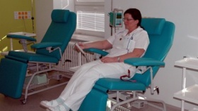 Na snímku předvádí staniční setra onkocentra Irena Šebková Šťovíčková polohování křesla pro pacienta v novém aplikačním sálku chemoterapie. Zdroj: Metropol Na snímku předvádí staniční setra onkocentra Irena Šebková Šťovíčková polohování křesla pro pacienta v novém aplikačním sálku chemoterapie. Zdroj: Metropol