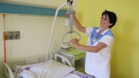 Staniční sestra interny B Růžena Hanusková ukazuje na jednu z dalších předností nových lůžek, kterou jsou samonavíjecí hrazdy. Zdroj: Naděžda Křečková Staniční sestra interny B Růžena Hanusková ukazuje na jednu z dalších předností nových lůžek, kterou jsou samonavíjecí hrazdy. Zdroj: Naděžda Křečková