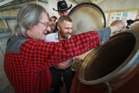 Jan Vyčítal ze skupiny Greenhorns a sládek Pivovaru Velké Popovice Vojta Homolka společně přidávají chmel do varné kádě. Zdroj: Daniel Sommer