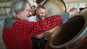 Jan Vyčítal ze skupiny Greenhorns a sládek Pivovaru Velké Popovice Vojta Homolka společně přidávají chmel do varné kádě. Zdroj: Daniel Sommer Jan Vyčítal ze skupiny Greenhorns a sládek Pivovaru Velké Popovice Vojta Homolka společně přidávají chmel do varné kádě. Zdroj: Daniel Sommer