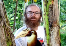 Na snímku vedoucí projektu Vojtěch Novotný s maskotem týmu, zoborožcem Kokomem.  Zdroj: Archiv BC AV ČR