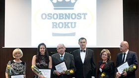 Zleva: Iva Urbanová, Petra Chocová, Vladislav Jindra, hejtman Martin Půta, který ceny vítězům předal, Vladimíra Vosecká a Jiří Morštadt, ředitel vydavatelství Metropol, jenž převzal certifikát za nepřítomného Dalibora Dědka. Zdroj: Ota Mrákota Zleva: Iva Urbanová, Petra Chocová, Vladislav Jindra, hejtman Martin Půta, který ceny vítězům předal, Vladimíra Vosecká a Jiří Morštadt, ředitel vydavatelství Metropol, jenž převzal certifikát za nepřítomného Dalibora Dědka. Zdroj: Ota Mrákota