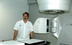 Na snímku je Ing. Bedřich Zouna s novým přístrojem SPECT/CT.