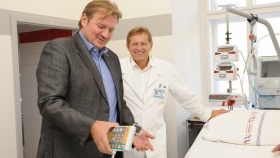 Daniel Hodek s primářem oddělení prof. MUDr. Rudolfem Špačkem Daniel Hodek s primářem oddělení prof. MUDr. Rudolfem Špačkem