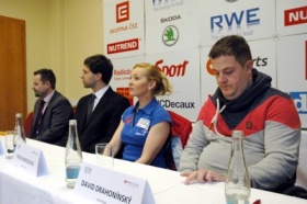 Na snímku Tomáše Prchala zprava David Drahonínský, Tereza Kmochová, Tomáš Pazdera a vedoucí výpravy a trenér Roman Suda. Kliknutím zvětšíte obrázek