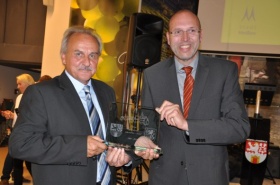 Primátor Míšně Olaf Raschke předal starostovi Chlupáčovi originální skleněný dárek symbolizující partnerství německých měst s Litoměřicemi. Kliknutím zvětšíte obrázek