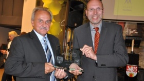 Primátor Míšně Olaf Raschke předal starostovi Chlupáčovi originální skleněný dárek symbolizující partnerství německých měst s Litoměřicemi.