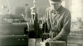 Učeň v dílně Závodní školy v roce 1952. Zdroj: Třinecké železárny Učeň v dílně Závodní školy v roce 1952. Zdroj: Třinecké železárny