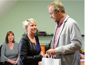 Stým klientem právní poradny městského úřadu se stala Dagmar Bělohlávková z Litoměřic, která přišla se záležitostí týkající se nemovitosti. Drobný upomínkový předmět jí při této příležitosti předal tajemník úřadu Milan Čigáš.