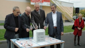 Poklepu na ledovou se kostku se zhostili (zleva primátor Teplic, senátor Jaroslav Kubera, Ing. arch. Petr Sedláček, sdružení architektů a inženýrů SIAL zastupoval Ing. Dřevěný a dodavatele stavby ředitel společnosti SYNER Ing. Dalibor Kobrle. Poklepu na ledovou se kostku se zhostili (zleva primátor Teplic, senátor Jaroslav Kubera, Ing. arch. Petr Sedláček, sdružení architektů a inženýrů SIAL zastupoval Ing. Dřevěný a dodavatele stavby ředitel společnosti SYNER Ing. Dalibor Kobrle.