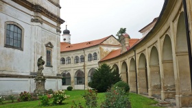 )      Poutní areál s kostelem Panny Marie Bolestné v Bohosudově (viz. ilustrační foto)