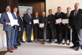 Ocenění z rukou 1. náměstka hejtmana Martina Kliky a  1. místopředsedy Rady kvality Bronislava Mikela převzali zástupci  vítězných organizací. Foto: HSR-ÚK