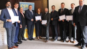 Ocenění z rukou 1. náměstka hejtmana Martina Kliky a  1. místopředsedy Rady kvality Bronislava Mikela převzali zástupci  vítězných organizací. Foto: HSR-ÚK