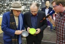 Jan Přeučil a Pavel Mészáros přebírali hrách, čočku a fazole Kliknutím zvětšíte obrázek