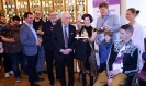Kniha Mezi svými rýmy se křtila básničkami nastříhanými na papírkách Kliknutím zvětšíte obrázek