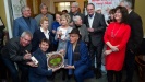 Při křtu se sešla velmi dobrá společnost a v červených šatek zářila Marie Tomsová Kliknutím zvětšíte obrázek