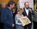 Od perníkového mistra Pavla Jánoše z Pardubic dostala Eva Hrušková velký pernikový oříšek Kliknutím zvětšíte obrázek