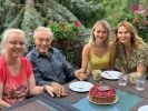 V létě se setkal na zahradě své vily se svými dvěma dcerami, s nimiž se tak oficiálně rozloučil Kliknutím zvětšíte obrázek