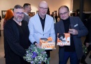 Křtila se kniha - životní fotostory a Petra Černocká dostala i květinu ze šalvěje přeslenité Kliknutím zvětšíte obrázek