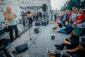 Ulice města rozezní Vojtaano, Bára Hrzánová nebo Laco Déczi