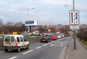 Ve většině vyhrazených pruhů v Praze již mohou jezdit i motorkáři