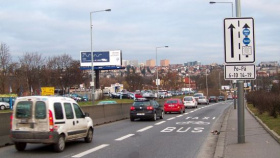 Ve většině vyhrazených pruhů v Praze již mohou jezdit i motorkáři