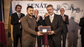 Ukrajinský prezident Volodymyr Zelenskyj v Senátu ČR Ukrajinský prezident Volodymyr Zelenskyj v Senátu ČR