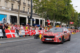 Jonas Vingegaard převzal trofej navrženou týmem Škoda Design Jonas Vingegaard převzal trofej navrženou týmem Škoda Design