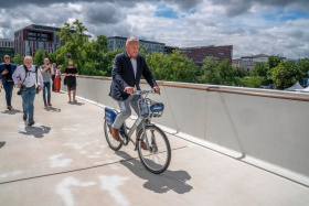 Štvanická lávka slouží pěším i cyklistům