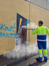 Začalo čištění murálu Operace Anthropoid