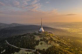 Okolo Ještědu: pomníček letců, obří sud i muzeum Horské služby