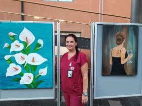 Sestřička „přes srdce“ maluje ze srdce