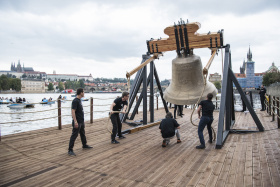 Promlouvá hlasem všech zvonů