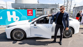 Vedení Mostu jezdí ve vodíkové Toyotě Mirai Vedení Mostu jezdí ve vodíkové Toyotě Mirai