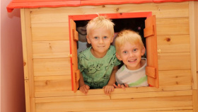 Děti z MŠ U Borovice dostaly nové domečky