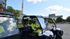 Po areálu cementárny v elektrických čtyřkolkách Po areálu cementárny v elektrických čtyřkolkách
