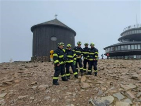 Vystoupali na Sněžku v plné polní