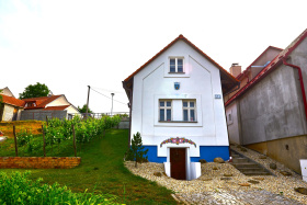 Lidovou stavbou Zlínského kraje je venkovský domek v Tupesích